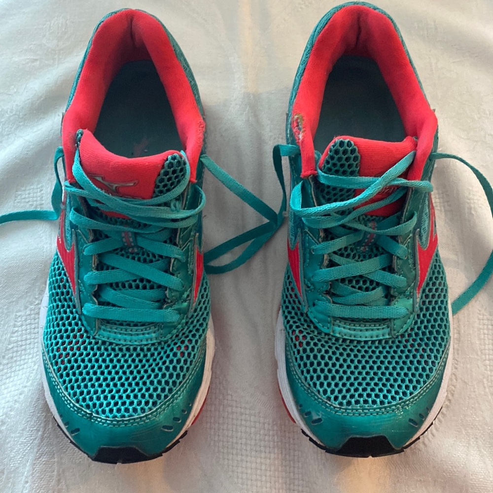 Mizuno sneakers women’s size 8.5. Used. Some signs of wear. See pics for details